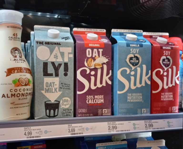 Silk refrigerated oatmilk